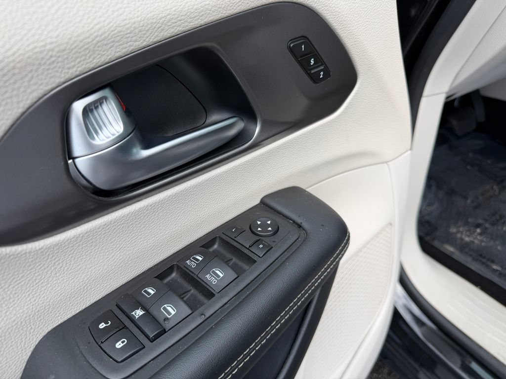 Used 2023 Chrysler Pacifica Touring-L FWD image 18