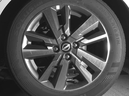 Used 2025 Nissan Versa SV image 14