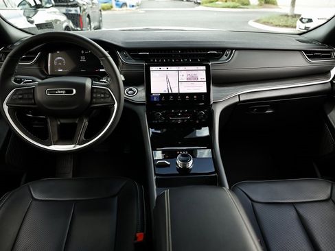 Used 2025 Jeep Grand Cherokee Limited w/ Luxury Tech Group II image 27