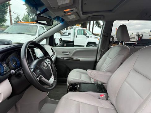 Used 2016 Toyota Sienna XLE FWD image 14