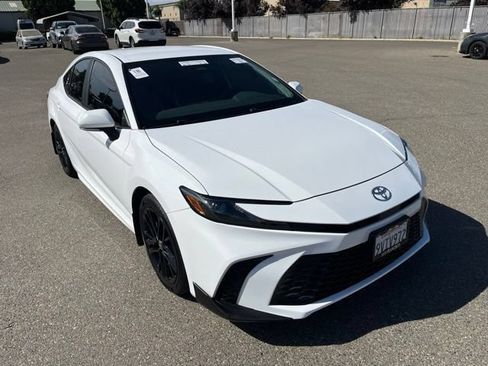 Used 2025 Toyota Camry SE FWD image 2