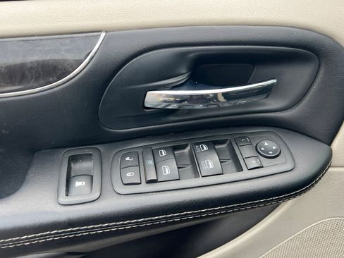 Used 2015 Chrysler Town & Country Touring image 8