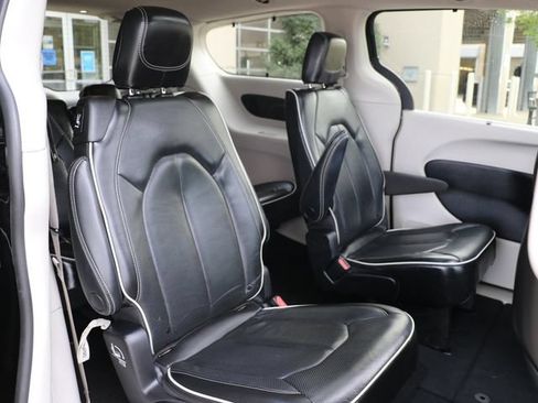 Used 2023 Chrysler Pacifica Limited FWD image 13