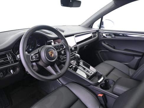 Used 2026 Porsche Macan AWD/4WD image 4