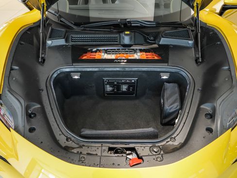 Used 2024 Ferrari SF90 Spider image 18