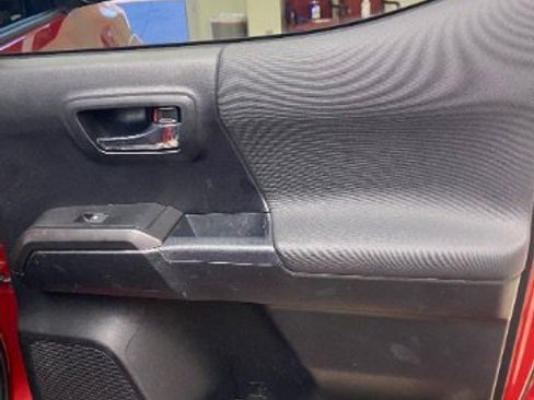 Used 2018 Toyota Tacoma TRD Sport image 17