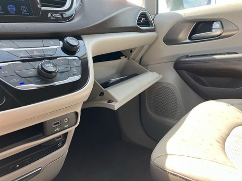 Used 2017 Chrysler Pacifica Touring-L Plus w/ Tire & Wheel Group FWD image 24