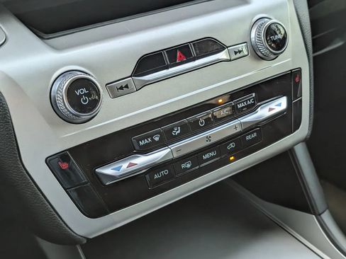 Used 2022 Ford Explorer XLT image 30