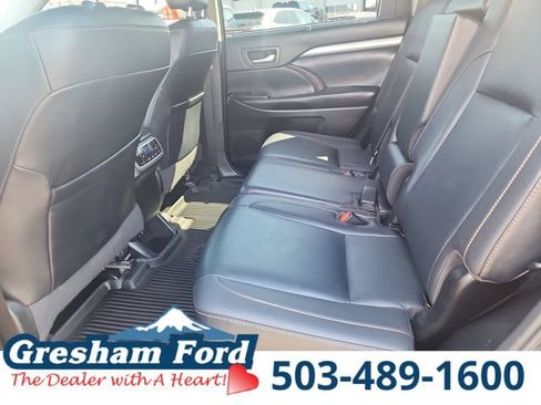 Used 2019 Toyota Highlander XLE AWD/4WD image 32