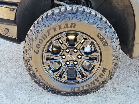 Used 2025 Chevrolet Silverado 1500 ZR2 w/ Technology Package image 13