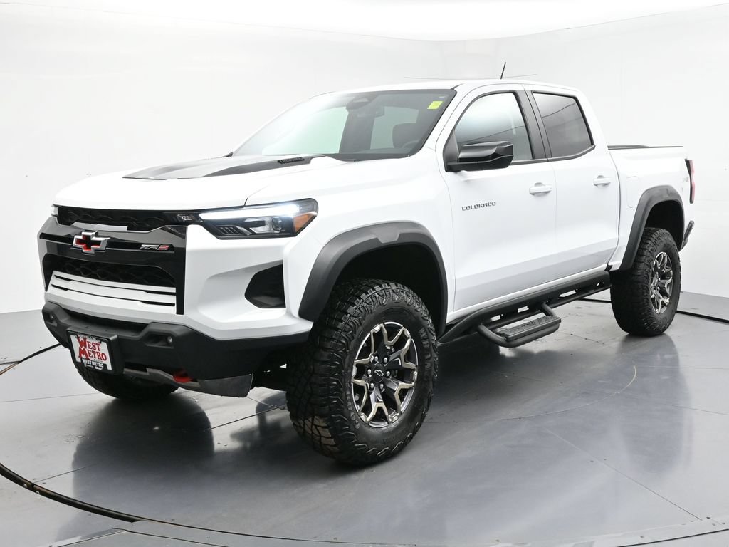 Used 2025 Chevrolet Colorado ZR2 AWD/4WD image 3