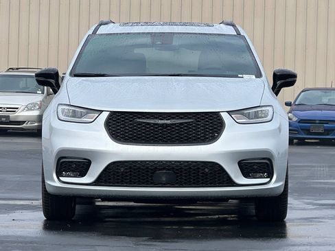 New 2026 Chrysler Pacifica Limited w/ Uconnect Theater Family Group AWD/4WD image 5