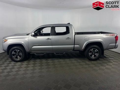 Used 2017 Toyota Tacoma TRD Sport w/ Premium & Technology Package AWD/4WD image 4