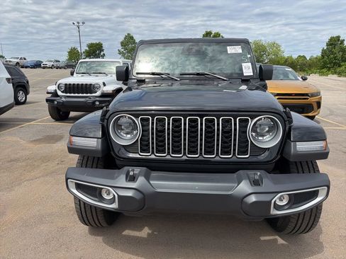 Used 2025 Jeep Wrangler Unlimited Sahara AWD/4WD image 2