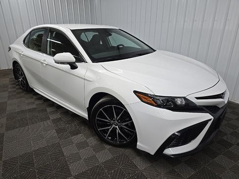 Used 2022 Toyota Camry SE image 7