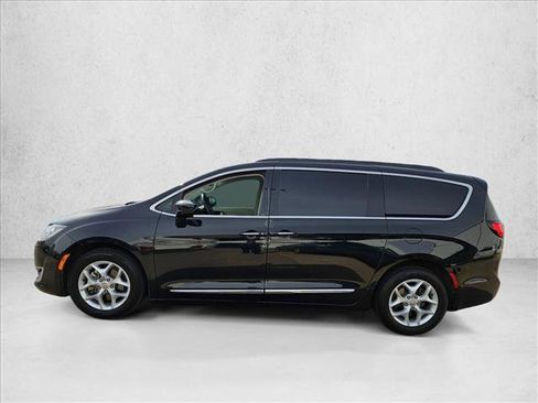 Used 2017 Chrysler Pacifica Touring-L w/ Tire & Wheel Group image 8
