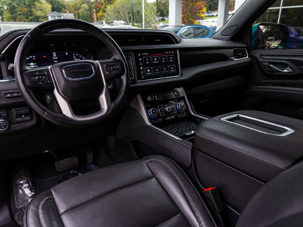 Used 2024 GMC Yukon Denali w/ Advanced Technology Package AWD/4WD image 17