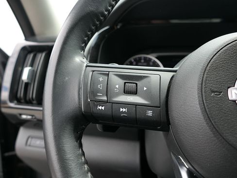 Used 2025 Nissan Pathfinder SV FWD image 15