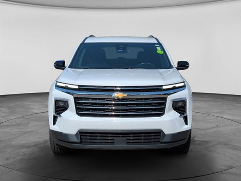 Used 2025 Chevrolet Traverse LT FWD image 2