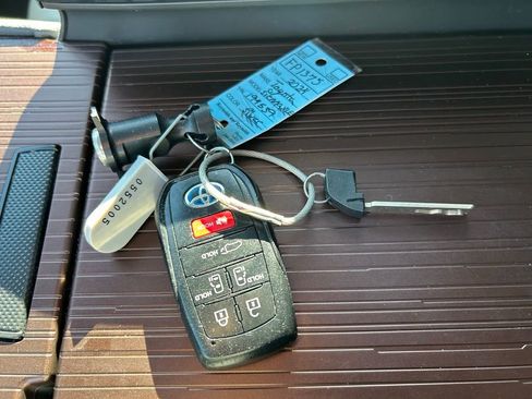 Used 2024 Toyota Sienna XLE FWD image 54