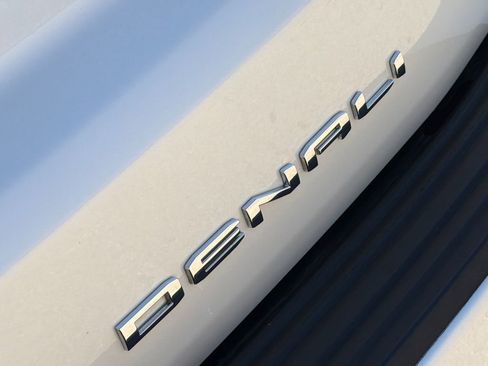 Used 2022 GMC Yukon XL Denali image 10