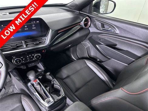 Used 2025 Chevrolet Trax RS w/ Sunroof Package image 36