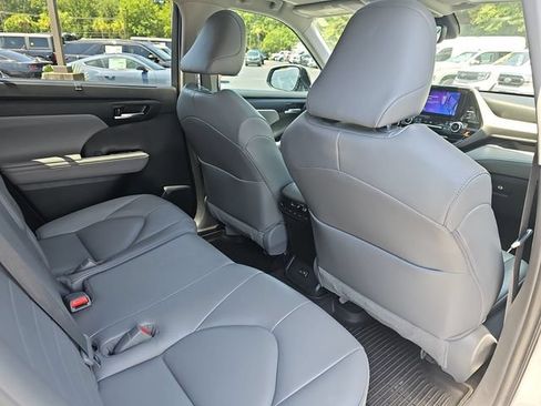 Used 2023 Toyota Highlander XLE FWD image 11