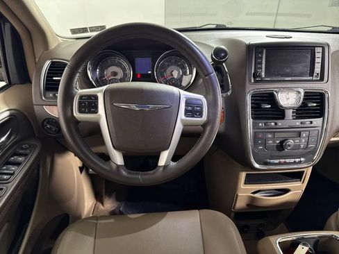 Used 2014 Chrysler Town & Country Touring FWD image 19
