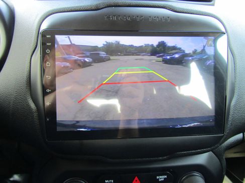 Used 2018 Jeep Renegade Altitude FWD image 26
