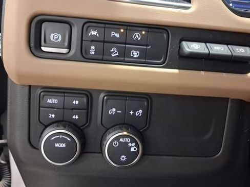 Used 2023 Chevrolet Suburban Premier AWD/4WD image 37