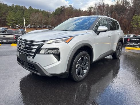 Used 2024 Nissan Rogue SV image 12