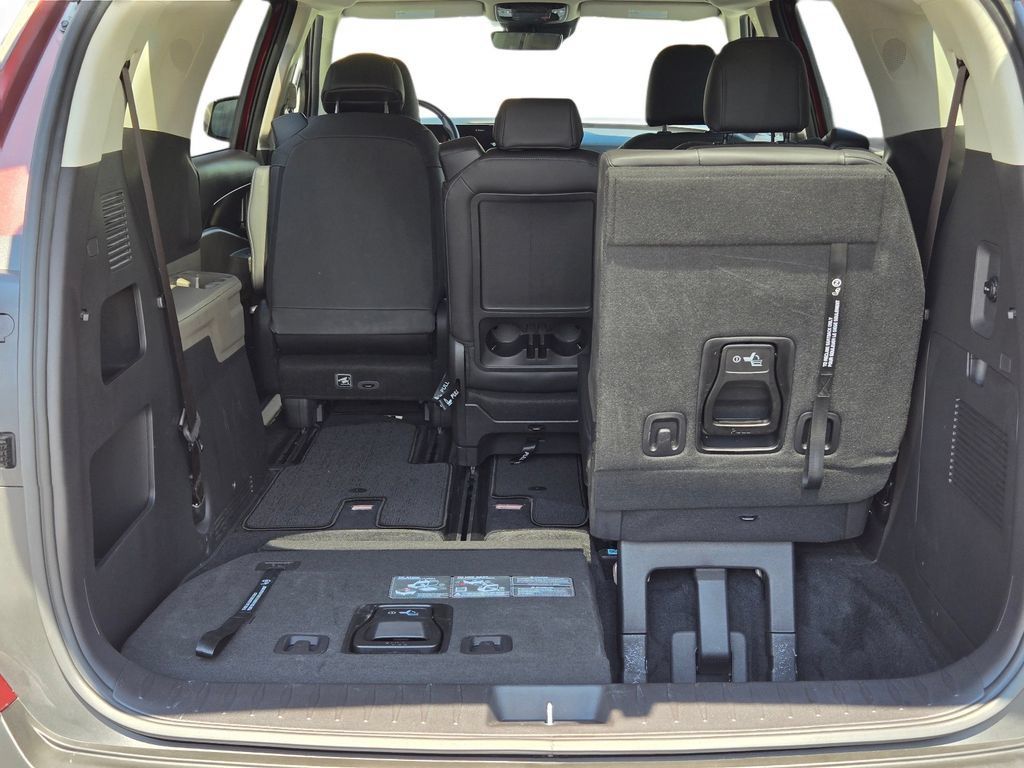 Certified 2025 Kia Carnival FWD image 12