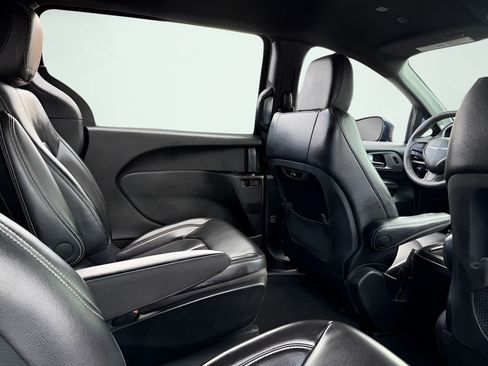 Used 2022 Chrysler Pacifica Touring-L w/ S Appearance Package FWD image 26