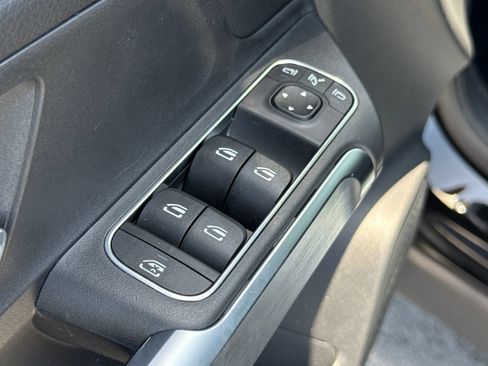 Used 2025 Mercedes-Benz GLB 250 image 13