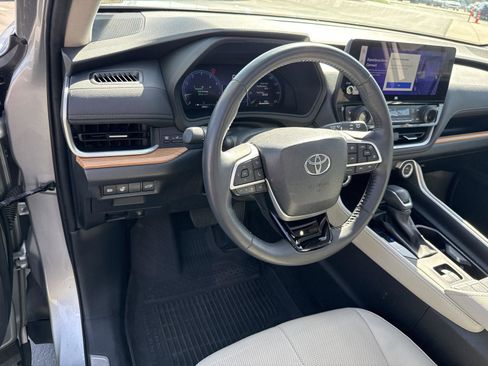 Used 2024 Toyota Grand Highlander AWD image 17