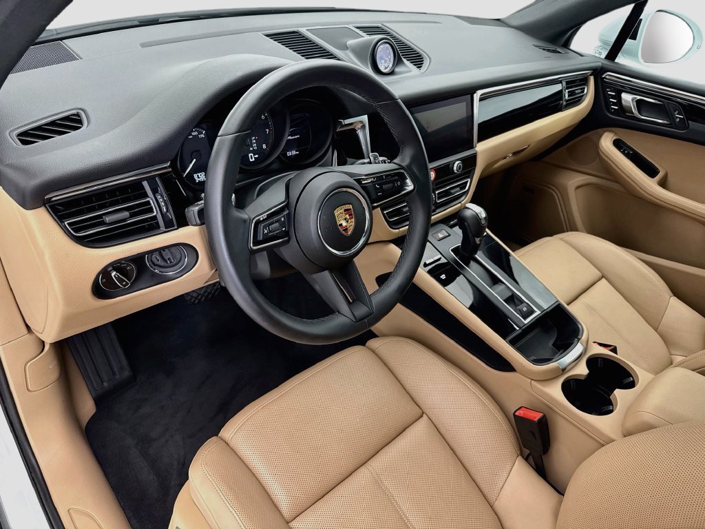 Certified 2025 Porsche Macan AWD/4WD image 4