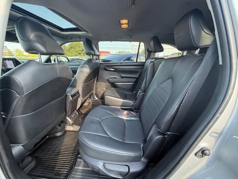 Used 2021 Toyota Highlander XLE FWD image 19