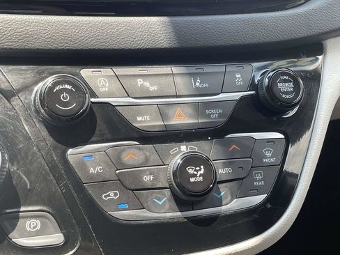 Certified 2023 Chrysler Pacifica Touring-L FWD image 39