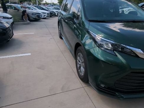 Used 2026 Toyota Sienna XLE FWD image 14