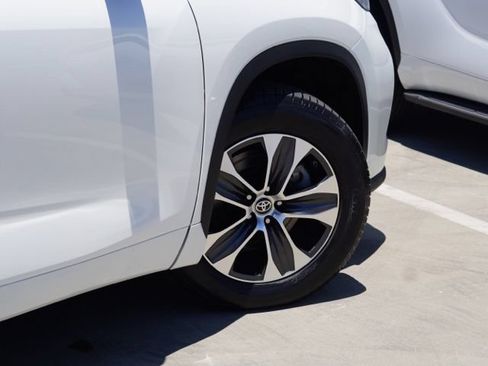 Used 2020 Toyota Highlander XLE FWD image 9