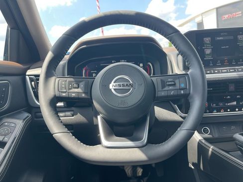 Used 2021 Nissan Rogue Platinum image 16