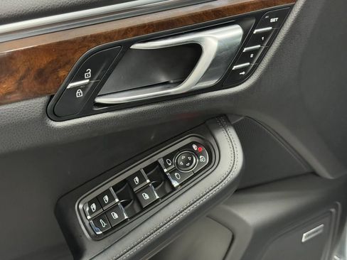 Used 2020 Porsche Macan S image 18