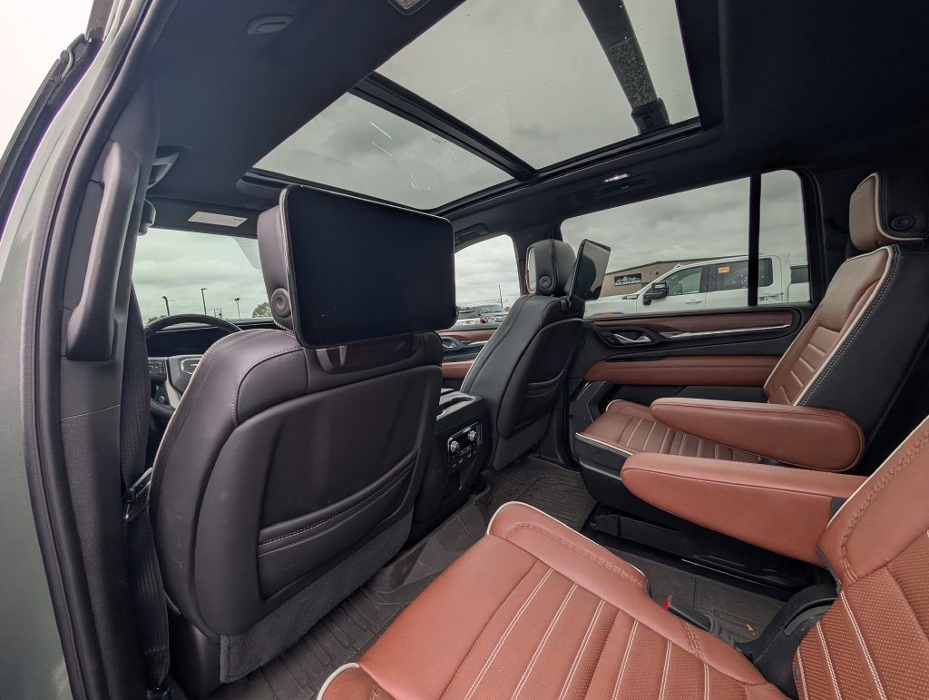 Used 2024 GMC Yukon XL Denali Ultimate AWD/4WD image 9