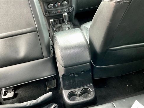 Used 2015 Jeep Wrangler Altitude image 11