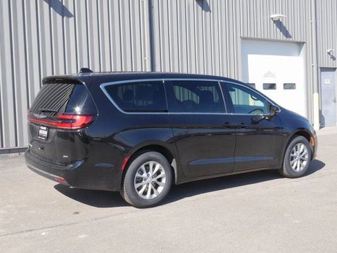 New 2026 Chrysler Pacifica Select image 12