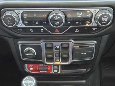 Used 2022 Jeep Gladiator Rubicon w/ Cold Weather Group AWD/4WD image 19
