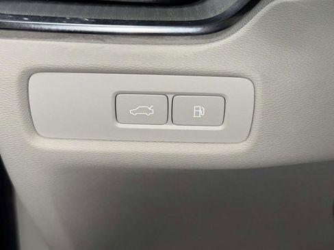 Used 2025 Volvo S60 T8 Plus image 25