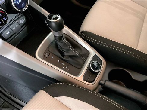 Used 2022 Hyundai Venue SEL FWD image 17