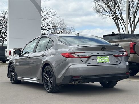 Used 2025 Toyota Camry SE image 3