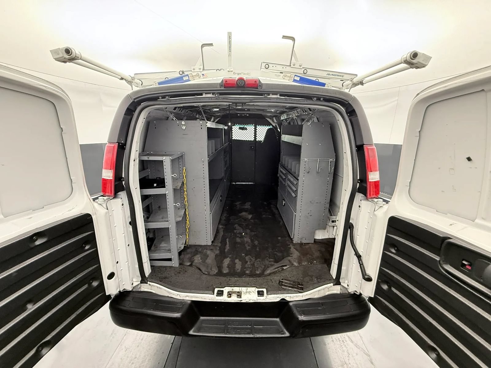 Used 2018 Chevrolet Express 3500 RWD image 18